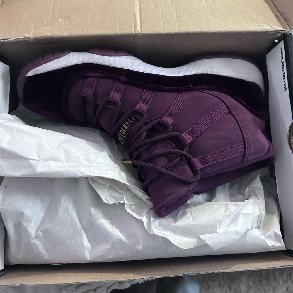 Jordan velvet 11 size 5 1/2 excellent condition